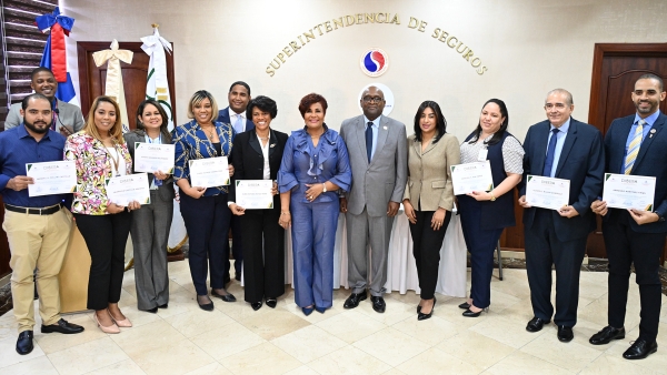 Superintendencia de Seguros y DIGERA entregan certificados del diplomado internacional sobre Seguro Agropecuario